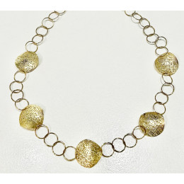 le Collier or jaune 750/1000, motifs chips, by Stauffer