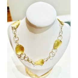 le Collier or jaune 750/1000, motifs chips, by Stauffer
