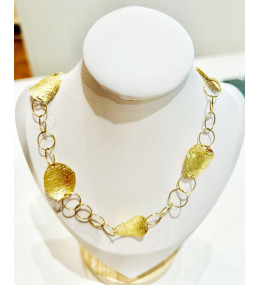 le Collier or jaune 750/1000, motifs chips, by Stauffer