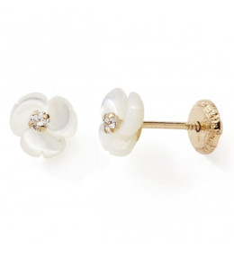 Les Boucles d'oreilles or jaune 375/1000, fleurs et nacre blanche, by Stauffer